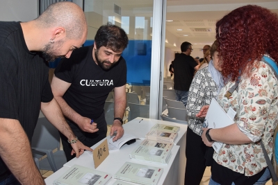 Venda de llibres a la VII Sessió d'Estudis Montornesencs.