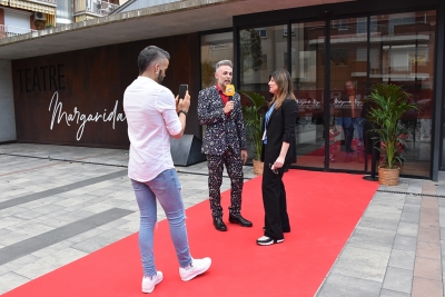 Les persones assistents van accedir al Teatre Margarida Xirgu per una catifa vermella.
