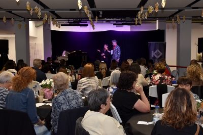 Cocó Salvador, impulsora de la gala solidària, presentant el projecte.