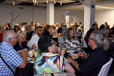 Totes les persones assistents van poder participar en una subhasta solidària.