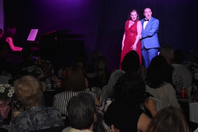 Dos cantants d'òpera van interpretar diverses cançons.