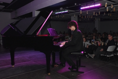 Un veí del municipi tocant el piano de cua.