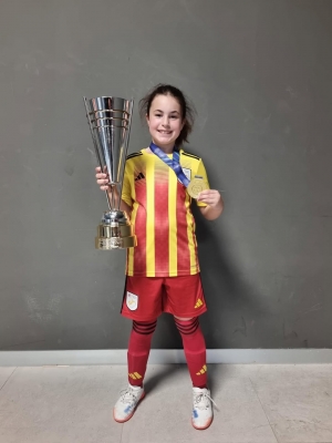 Noa Moreno amb la Copa d'Espanya. (Imatge: AE Montornès Futbol Sala)