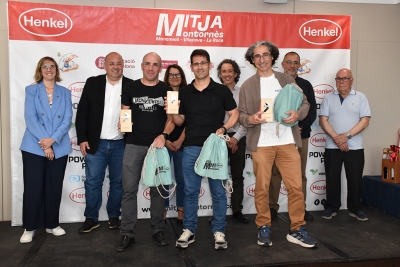 Foto amb els millors atletes locals de la Mitja 2026.