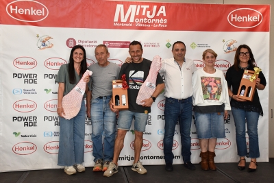 Entrega d'obsequis als primers atletes en arribar a La Roca.