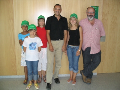 Les nenes, acompanyades per les famílies acollidores, han estat rebudes per una representació municipal