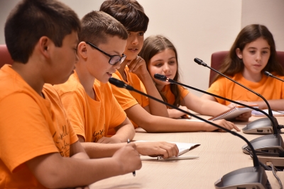 Els consellers explicant el procés de votació de les activitats a les escoles. 