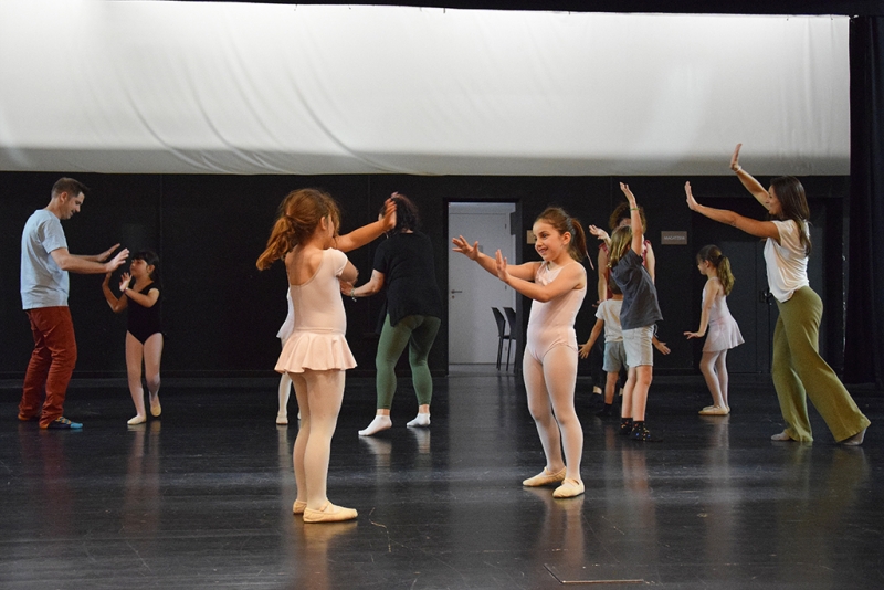 Tallers de dansa en família al Teatre Margarida Xirgu.