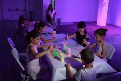 Taller "Pintem la música" al Teatre Margarida Xirgu.