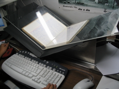 La màquina permet manipular els llibres sense doblegar-los ni alterar-ne el format