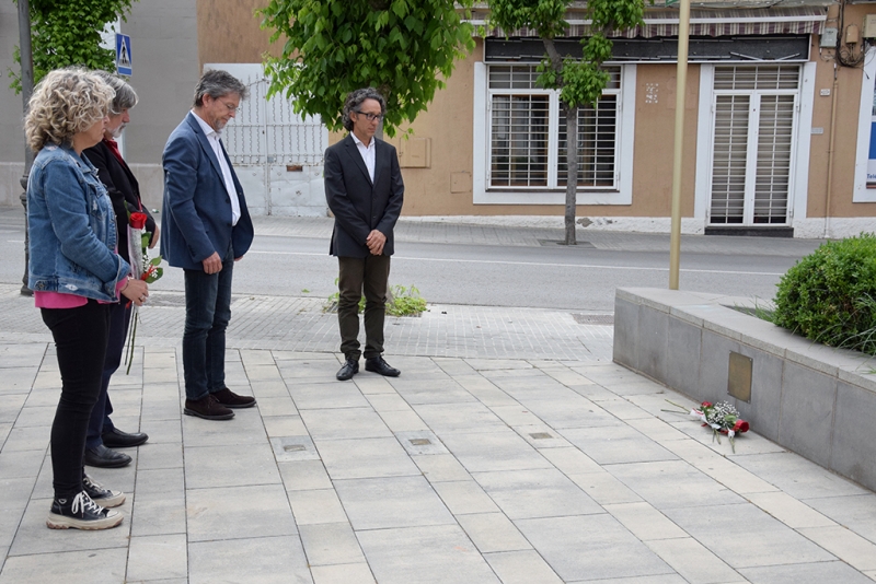 Ofrena floral a les plaques Stolpersteine.