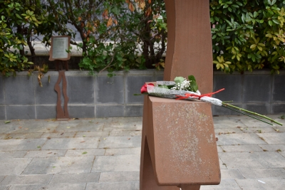 També es va fer una ofrena floral a l'escultura Memòria històrica.