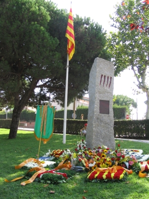 Monòlit de l'Onze de Setembre als jardins de l'Ajuntament