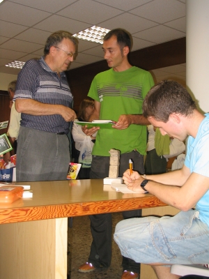 A l'esquerra, Xavier Beltran, al costat de Lambert Bonin. Assegut en primer terme, Arturo Padilla