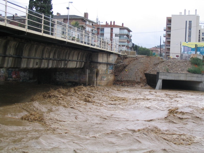 Riu Mogent al pas pel pont de l'avinguda de la Llibertat