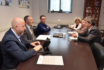 Un moment de la reunió de treball amb el conseller d'Empresa i Treball, Miquel Sàmper.