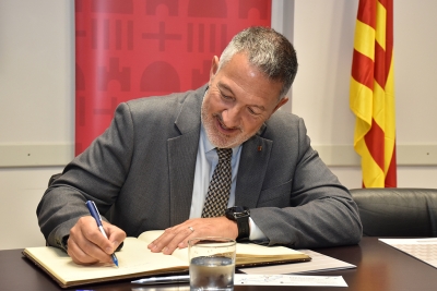 El conseller d'Empresa i Treball, Miquel Sàmper, ha signat el llibre d'honor de l'Ajuntament.