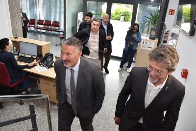 Arribada del conseller d'Empresa i Treball, Miquel Sàmper, a l'Ajuntament.