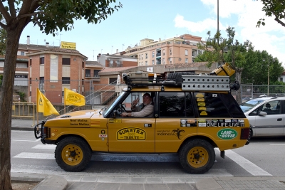 Un Range Rover al seu pas pels carrers de Montornès.