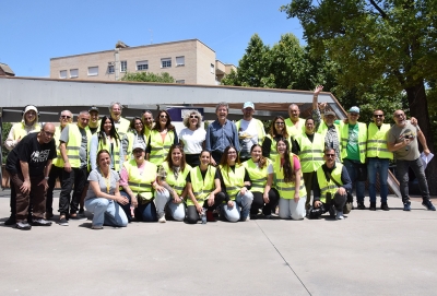 Foto de grup de les persones voluntàries, amb l'alcalde, José A. Montero, i la regidora de Participació Ciutadana, Mercè Jiménez.