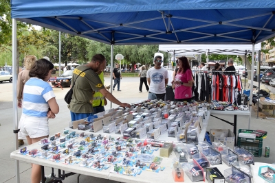 També s'hi van instal·lar paradetes amb cotxes en miniatura i roba.