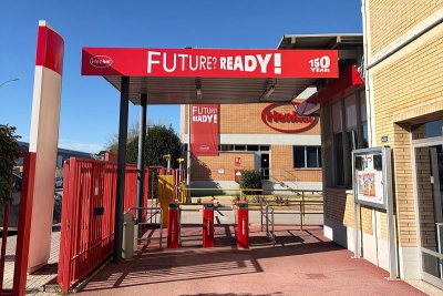 Accés a la planta de Henkel a Montornès amb la imatge gràfica del 150è aniversari de la multinacional. (Imatge: Henkel)