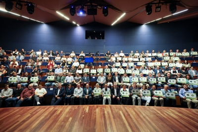 Foto de conjunt amb representants de tots els ens guardonats. Foto: AOC.