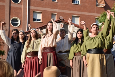 Les dones remences, al peu del canó.
