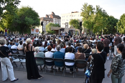 La plaça de Pau Picasso, plena amb l'acte final.