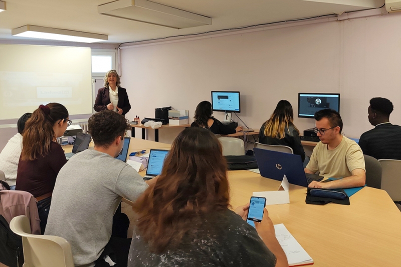 Una de les sessions de la formació “Soc jove. Com funciona això de buscar feina?”.