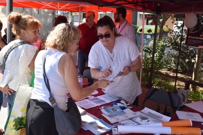 Punt informatiu sobre els riscs del tabac a la plaça de Pau Picasso.