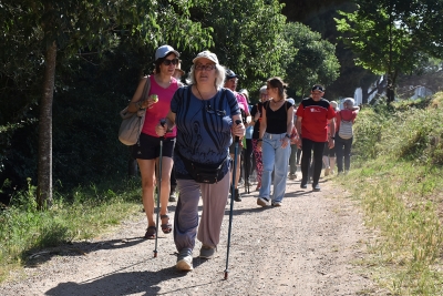 Participants de la caminada "Salut, pas a pas" a la Font de Santa Caterina.