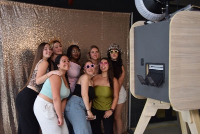 Alumnes de l'institut fent-se una foto al photocall.
