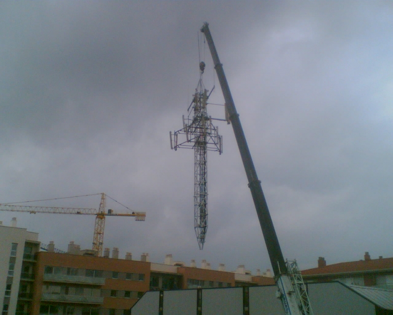 Treballs de desmantellament de l'antena, a l'avinguda de la Llibertat