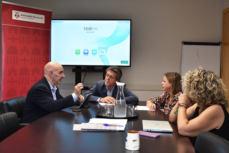 El director general dels Serveis Territorials a Barcelona, David Agustí; l'alcalde, José A. Montero; i regidores de l'equip de govern.