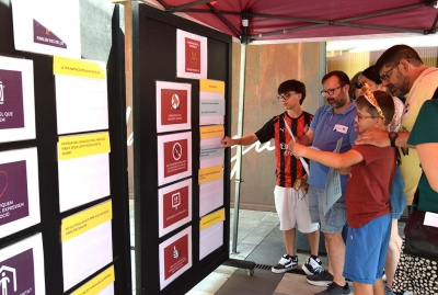 Una família participant en la darrera parada de l'itinerari.