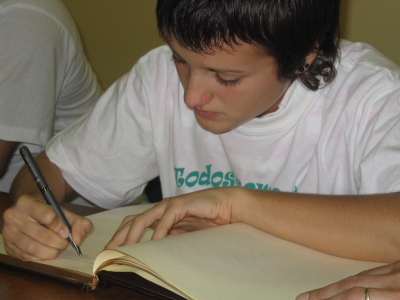 Elisabeth Gordón Rodríguez, signant en el llibre d'honor de l'Ajuntament