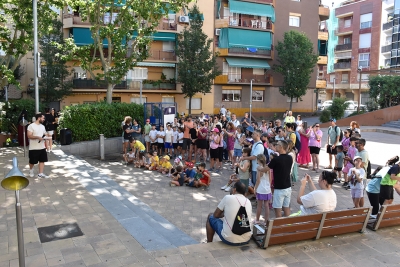 Inici de la gimcana a la plaça de Joan Miró.