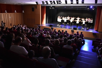 Mostra de sardanes a l'acte del Teatre Margarida Xirgu.