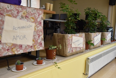 Algunes de les creacions fetes pels veïns i veïnes que han seguit els tallers d'horticultura i costura.