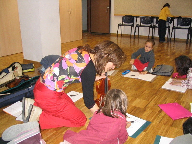 Sessió de la roda d'instruments per a infants de l'Escola Municipal de Música