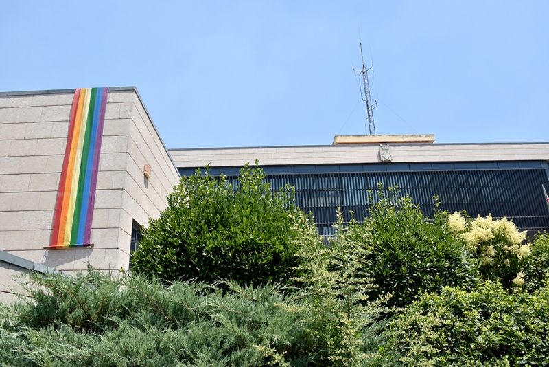 La bandera LGBTI+, a la façana de l'Ajuntament.