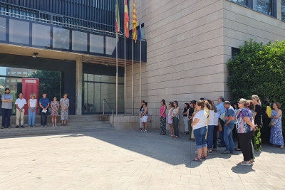 Minut de silenci al davant de l'Ajuntament.