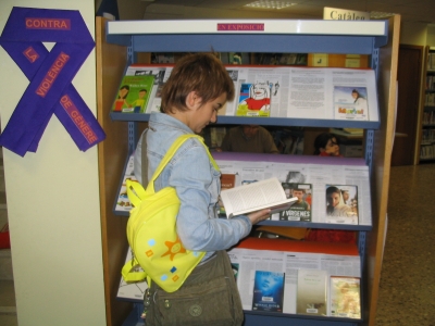 Exposició a la Biblioteca de material específic relacionat amb les dones i la violència domèstica