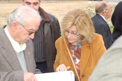 José Martínez, impulsor de la iniciativa popular, i M. Carmen Vidaror, vídua del doctor Chavarria (Foto cedida M.Rubio)