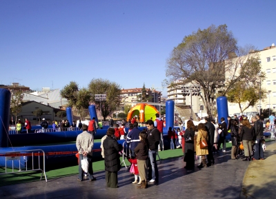 L'activitat esportiva es disputa en camps de gespa artificial instal·lats a la plaça de Pau Picasso