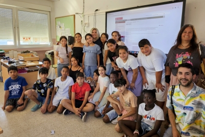 La cooperativa Marinadart (Escola Marinada) fent entrega dels diners recaptats a l'associació Montornès Animal.