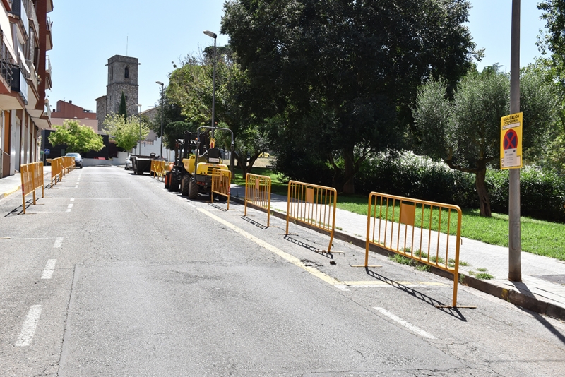 Col·locació de tanques al carrer de Joan XXIII.