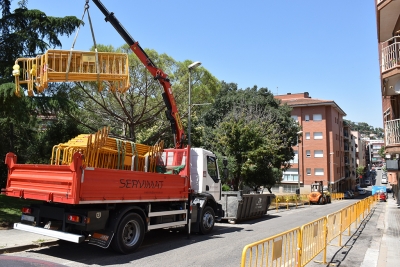 Col·locació de tanques al carrer de Joan XXIII.
