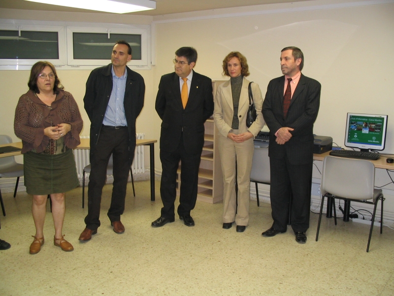 D'esquerra a dreta, la tècnica de Cultura de l'Ajuntament, Rosa Cortés, l'alcalde, Daniel Cortés, el director gral. de Caixa Manlleu, Dídac Herrero, la directora de l'oficina de Montornès, Cristina Garcia, i el director. cial. de l'entitat, Jordi Lanao